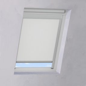 Dakraam rolgordijn smart verduisterend kamer wit