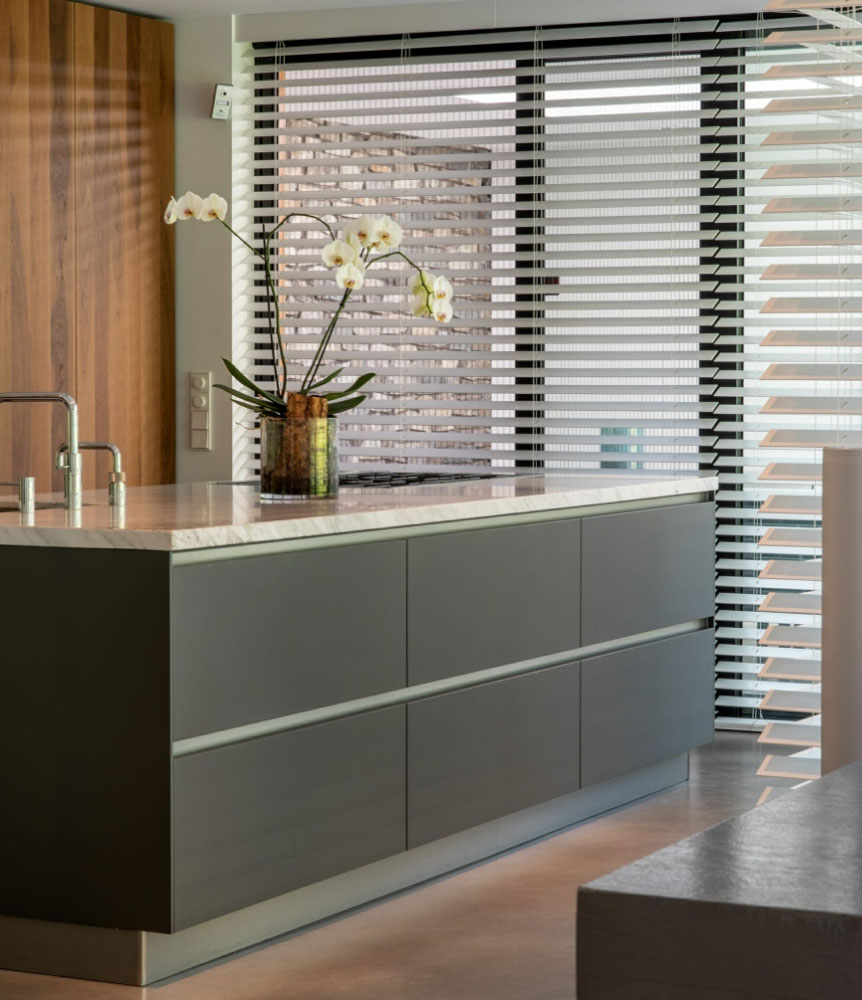raambekleding houten jaloezie keuken