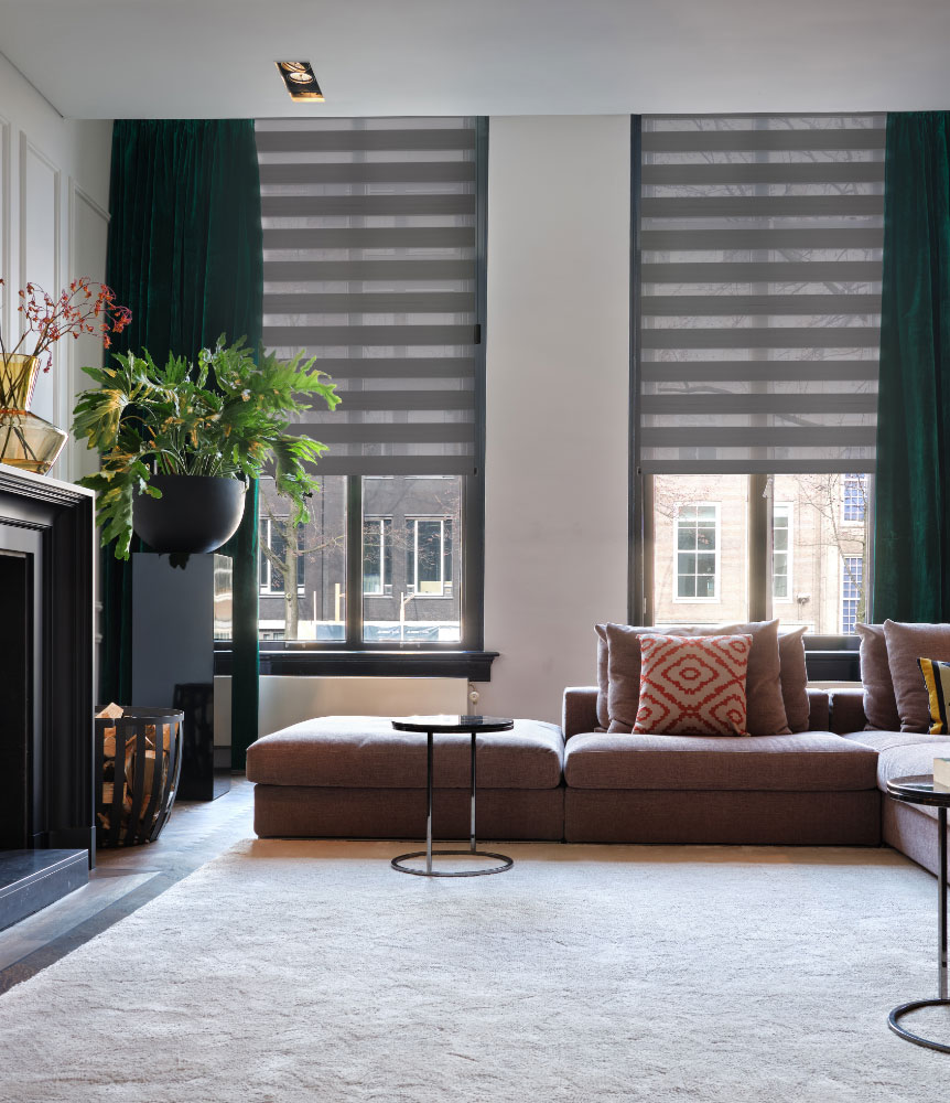 Raamdecoratie woonkamer duo rolgordijnen
